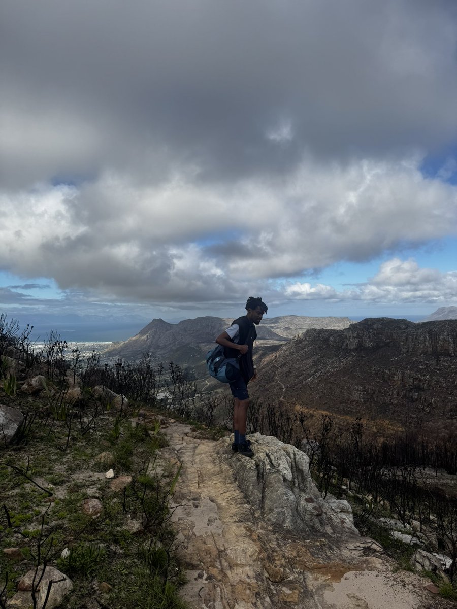 makosamunyaa's tweet image. a good day to climb up a mountain and have potato crisps in a cave 🙂↕️