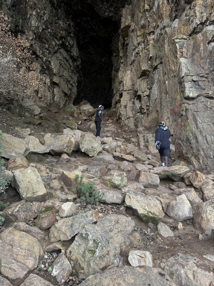 makosamunyaa's tweet image. a good day to climb up a mountain and have potato crisps in a cave 🙂↕️