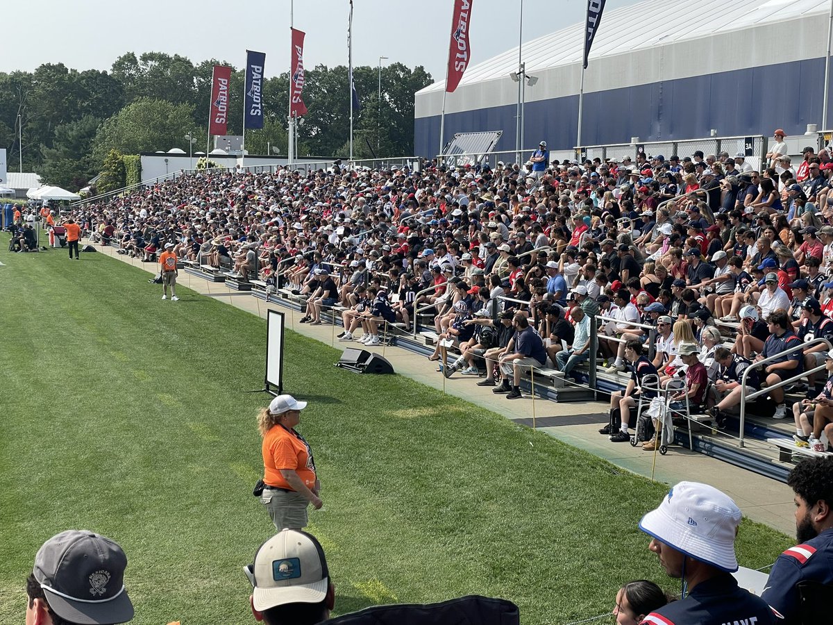 BenVolin's tweet image. A hazy but cooler day in Foxborough for Day 4. The stands are maxed out