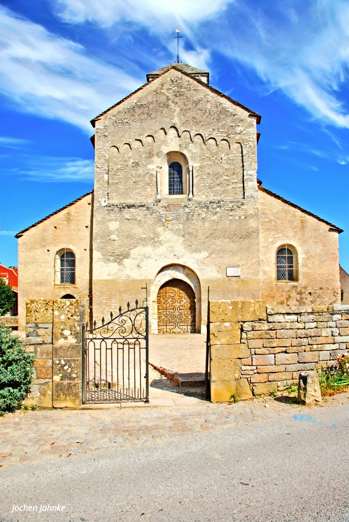 tsEmma15's tweet image. Church of Saint-Martin de Chapaize, #France
This is one of the oldest and best-preserved Romanesque churches in the Burgundy region. The church is distinguished by its simple yet monumental architecture, characteristic of early Romanesque architecture.