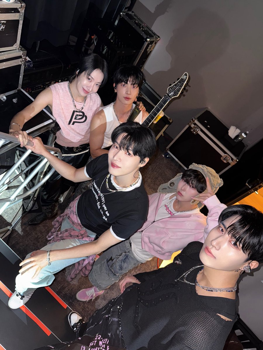 [#ONEWE]

🪐 2025 ONEWE WORLD TOUR 
'O! NEW E!volution Ⅳ' IN TAIPEI 🪐

위브들과 함께한 오늘은
모든 순간이 특별하게 느껴졌어요 ✨

무더운 날씨 속에서도
함께해준 위브들 덕분에 더없이
뜻깊은 시간이었어요 ☀️

보내주신 응원에 진심으로 감사드리며,
그 마음 오래 기억하겠습니다 💖
