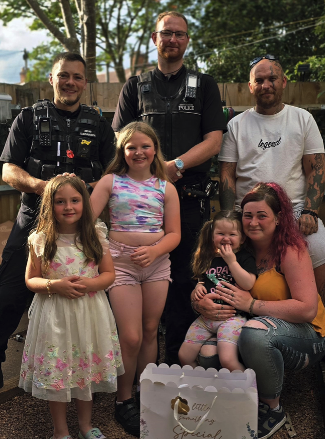 ES_News_'s tweet image. “We just did what we were trained to do”: Officers Save Life of 3-Year-Old Girl in Cardiac Arrest
In the early hours of Thursday 10 July, a frantic call came through to West Midlands Ambulance Service: a three-year-old girl in Chadsmoor had gone into cardiac arrest.
Officers…
