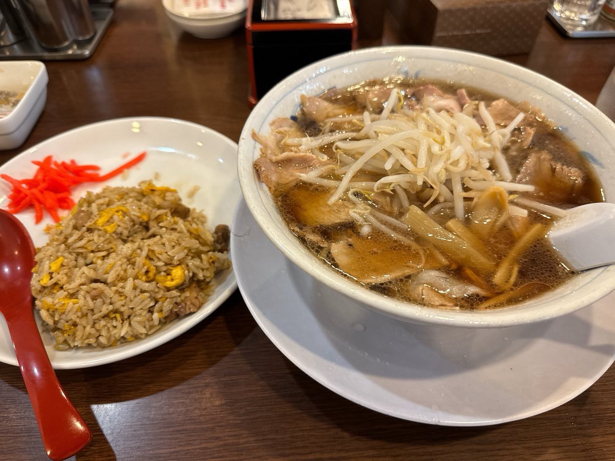 nishimurayukih1's tweet image. 【51の夜】(京都たかばしラーメン編)
閉店間際に走り出す
注文も解らないまま
滑る床の帳の中へ
ネギには縛られたくないと
逃げ込んだこの麺に
自由になれた気がした51の夜