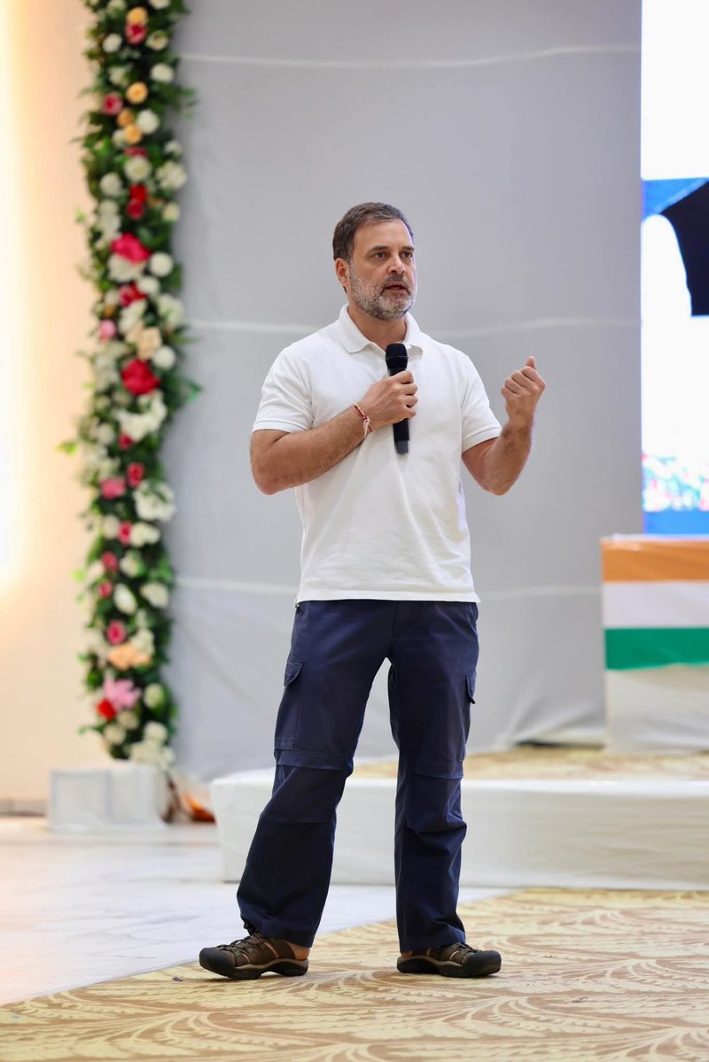 LutyensMediaIN's tweet image. नेता विपक्ष राहुल गांधी गुजरात में संगठन के सुधार के लिए काफी गंभीर नजर आ रहे हैं।
चार महीने में यह उनका चौथा गुजरात दौरा है.