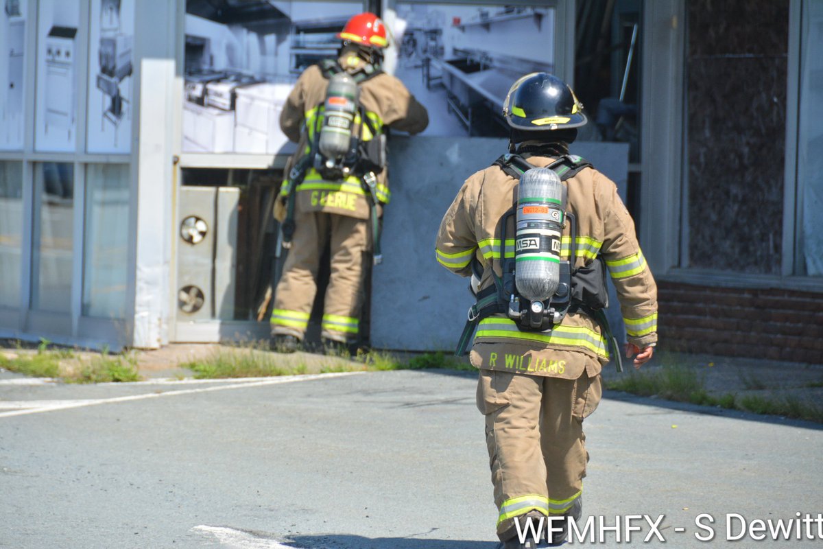 HfxMda's tweet image. Emergency crews are on scene of a large propane leak at the Pleasant Street Diner strip on Pleasant St.
Emergency crews discovered damaged propane lines and are currently investigating the area for propane spread in the structure