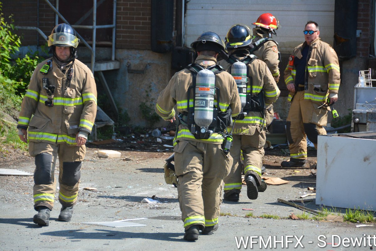 HfxMda's tweet image. Emergency crews are on scene of a large propane leak at the Pleasant Street Diner strip on Pleasant St.
Emergency crews discovered damaged propane lines and are currently investigating the area for propane spread in the structure