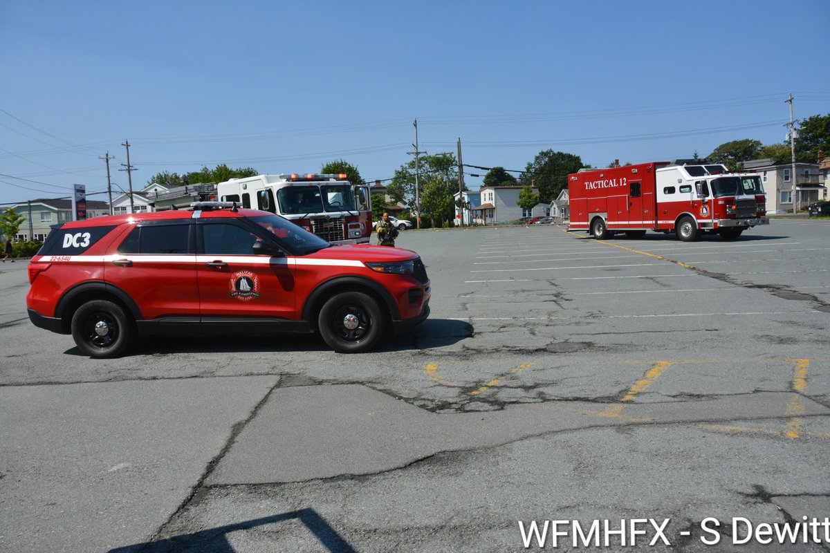 HfxMda's tweet image. Emergency crews are on scene of a large propane leak at the Pleasant Street Diner strip on Pleasant St.
Emergency crews discovered damaged propane lines and are currently investigating the area for propane spread in the structure
