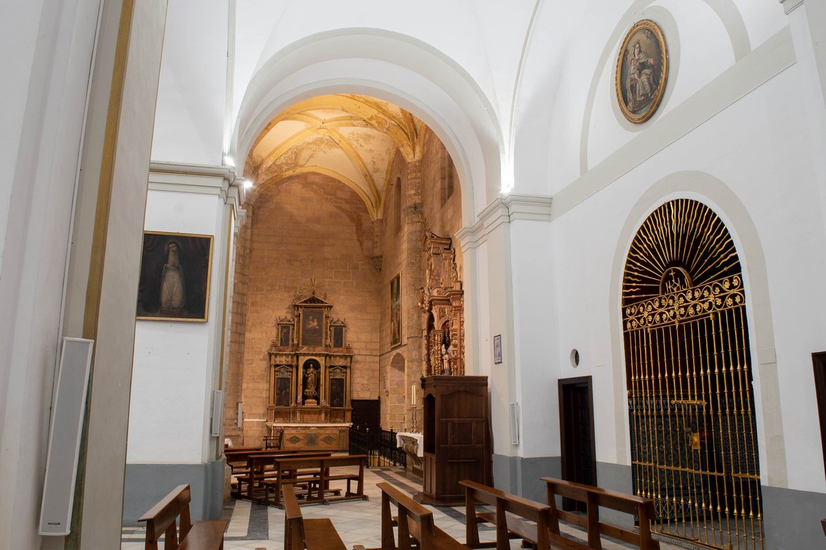 La iglesia de Santiago ha estrenado nueva iluminación artística del interior del templo. #AlcaládeGuadaíra 

📷 : <a href="/psantiagoalcala/">Parroquia de Santiago el Mayor</a>