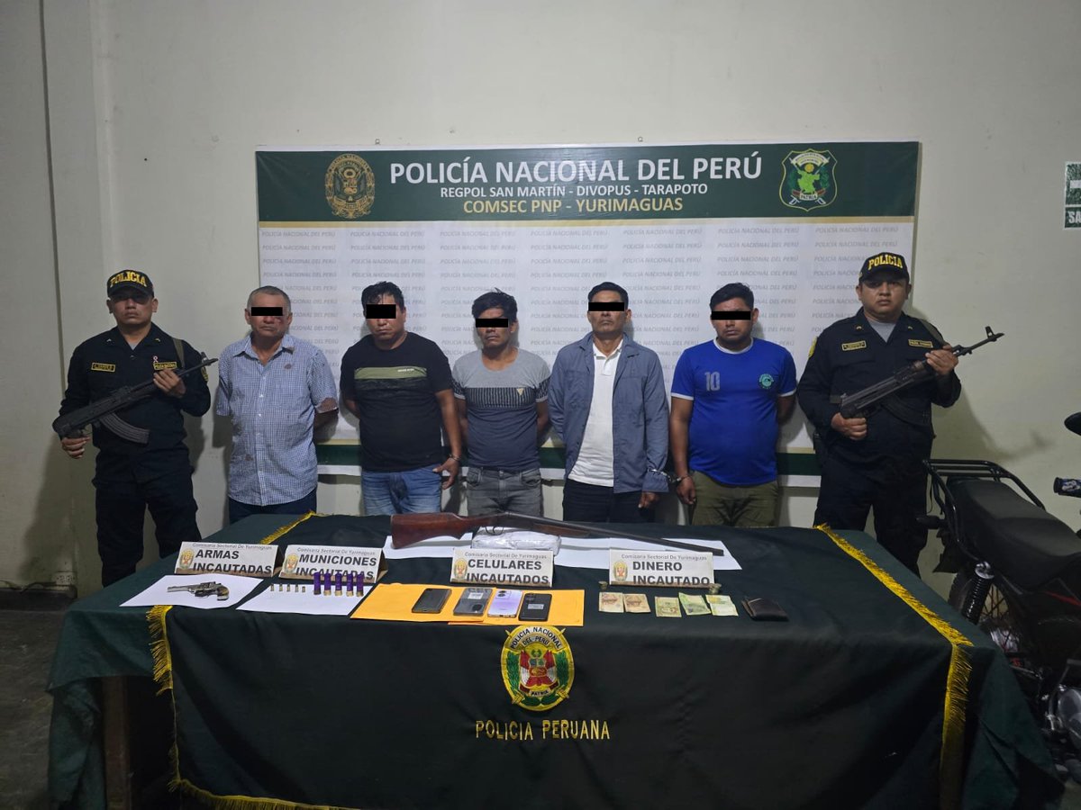 PoliciaPeru's tweet image. Efectivos de la comisaría sectorial de Yurimaguas, en San Martín, intervinieron a cinco personas, presuntos integrantes de la banda criminal “Los Injertos de Iquitos”, tras asaltar a una pareja y robar S/5100.
Se incautó un revólver, dinero y celulares robados.
#PolicíasEnAcción
