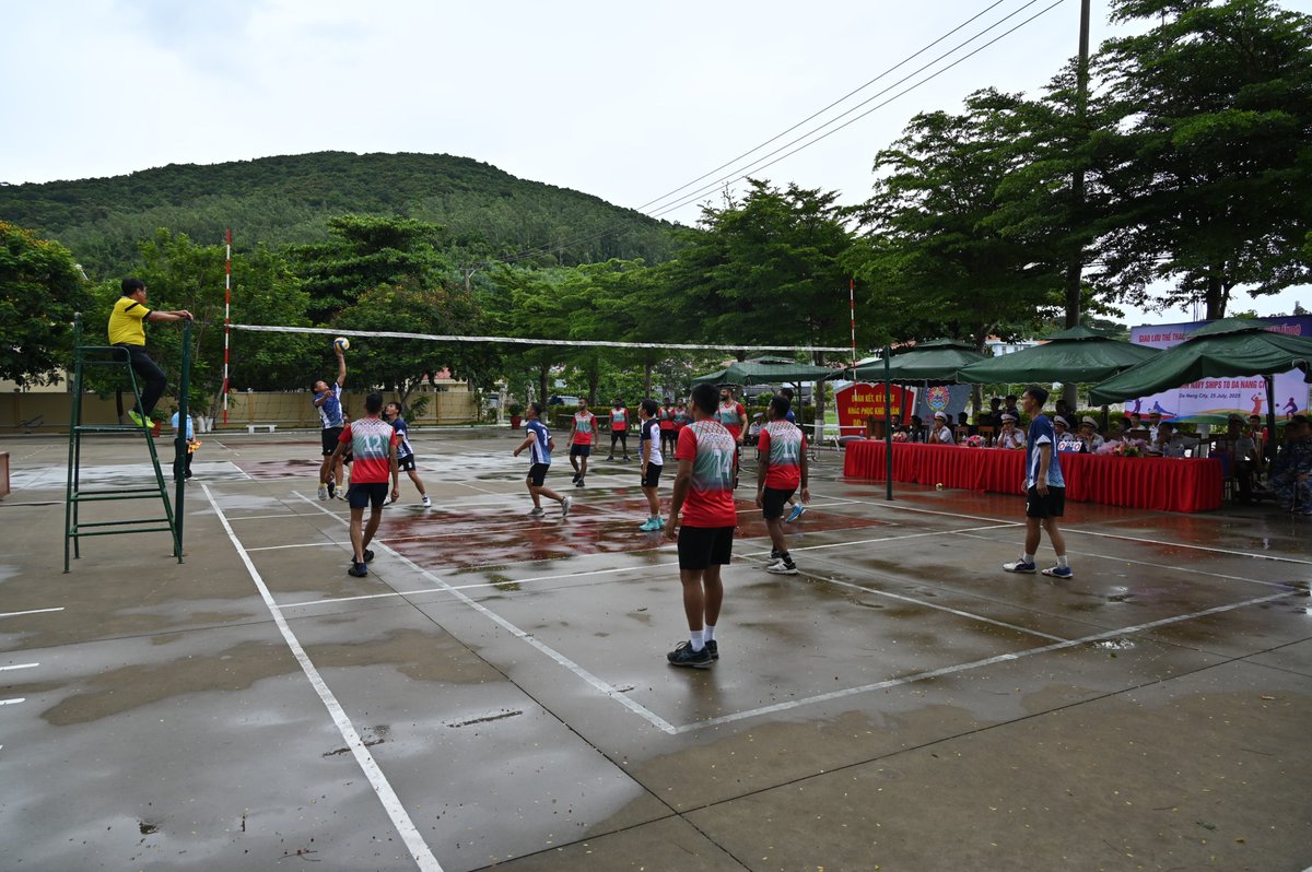 IN_HQENC's tweet image. Sports build bridges where words sometimes fall short
During the Eastern Fleet’s ongoing operational deployment, personnel from the #IndianNavy and the Vietnam People’s Navy came together for a lively and friendly volleyball match.
📍 #Vietnam
@DefenceMinIndia @MOFAVietNam