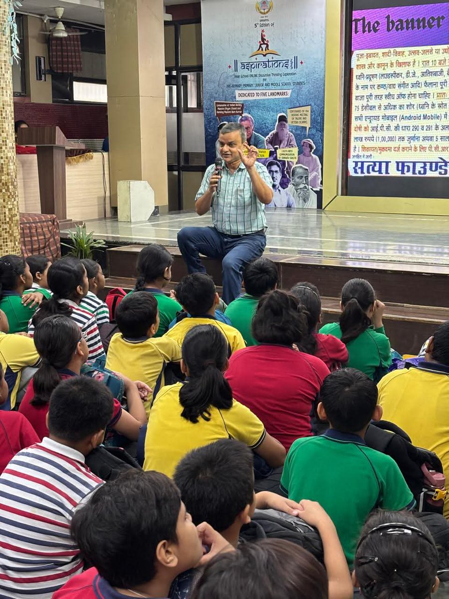 chetanupadhyaya's tweet image. स्कूली विद्यार्थियों को ध्वनि प्रदूषण के खतरों और त्वरित पुलिस सहायता के प्रति किया जागरूक. सावन के महीने में जानलेवा डी.जे. का शोर कम होने पर प्रधानमंत्री, मुख्यमंत्री और पुलिस आयुक्त के लिए बजी तालियाँ. रोड डी.जे. पर पूर्ण प्रतिबंध के लिए उठी आवाज.
वाराणसी, 26 जुलाई 2025…