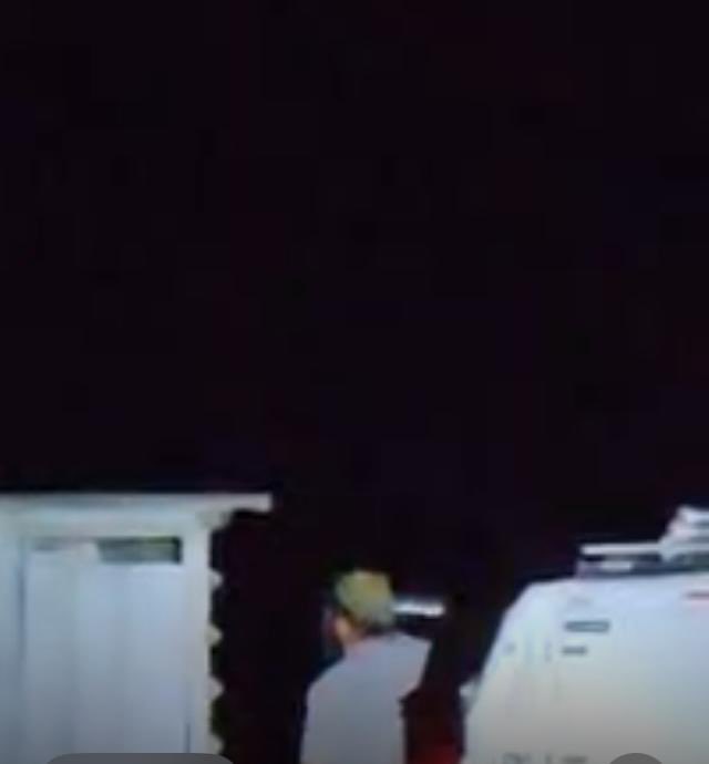 Mistaclim's tweet image. ראס אל עין, דרום בקעת הירדן.
2 בלילה: מתנחלים (הגביר המקומי ונעריו) עושים סיבוב בקהילה הפלסטינית. ככה זה כשהם יודעים שחלה עליהם חסינות. הפשעים שהם עושים, קטנים כגדולים, יתקבלו בהערכה אצל אנשי החוק. הפעם הגיעו עם הרכב -בשבת קודש - בפנים גלויות ומספר רכב ידוע. דקות אח״כ החשמל נפל…