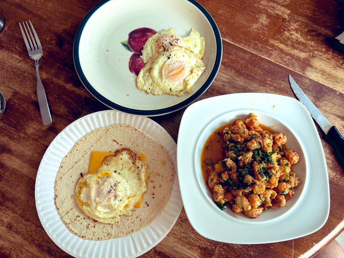 Mattman34's tweet image. I make a da breakfast. Laity love langostinos.