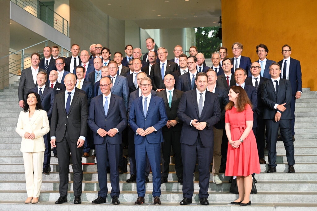 AlperUcok's tweet image. Yönetim Kurullarında kadınlar: Almanya örneği.
Almanya'nın bir yatırım ve ekonomi merkezi olarak cazibesini arttırmak üzere Alman özel sektör liderleri tarafından oluşturulan ve 3 yıl içinde 300 milyar Euroluk yatırım içeren "Made for Germany" insiyatifinin üyelerinin Şansölye…