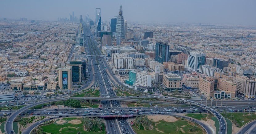 MadeinSaudi's tweet image. تصنيف السعودية يظل عند +A بنظرة مستقرة وفق @FitchRatings:
• الدين العام 29.7% من الناتج المحلي في 2025
• العجز المالي ينخفض من 4% إلى 3.6% بحلول 2027
• قوة القطاع المصرفي: كفاية رأس المال 19.3% والقروض المتعثرة عند أدنى مستوى منذ 2016