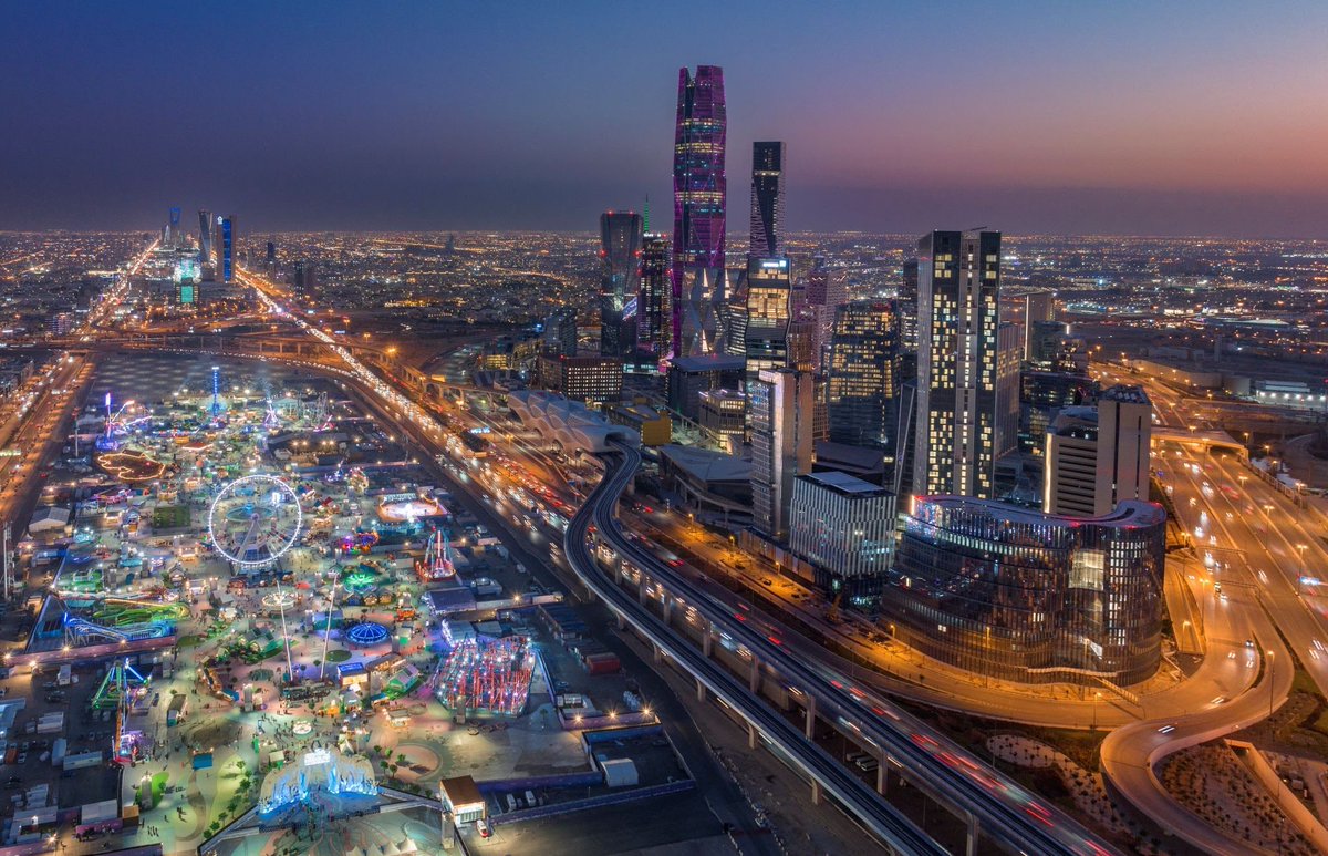 MadeinSaudi's tweet image. تصنيف السعودية يظل عند +A بنظرة مستقرة وفق @FitchRatings:
• الدين العام 29.7% من الناتج المحلي في 2025
• العجز المالي ينخفض من 4% إلى 3.6% بحلول 2027
• قوة القطاع المصرفي: كفاية رأس المال 19.3% والقروض المتعثرة عند أدنى مستوى منذ 2016