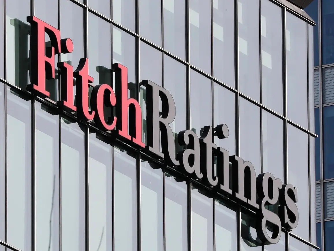 MadeinSaudi's tweet image. تصنيف السعودية يظل عند +A بنظرة مستقرة وفق @FitchRatings:
• الدين العام 29.7% من الناتج المحلي في 2025
• العجز المالي ينخفض من 4% إلى 3.6% بحلول 2027
• قوة القطاع المصرفي: كفاية رأس المال 19.3% والقروض المتعثرة عند أدنى مستوى منذ 2016
