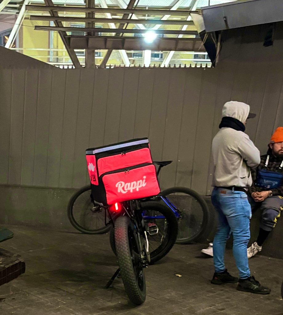 #Scoop
Les amis de la #TeamRoberr accrochez-vous 
Si à Paris <a href="/La_Pollice/">Robert</a> se bat contre les cyclistes et leurs comportements limites … 
À Santiago il gère de nombreux cyclistes qui livrent dans toute la ville 
Il a changé de nom pour RAPPI mais le logo ne laisse aucun doute 👀👇