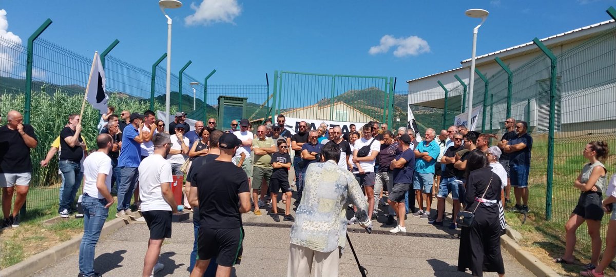 Rassemblement et conférence de presse à l'appel de Patriotti in lotta : Collectif d'anciens prisonniers politiques corses devant la caserne des CRS de Furiani.
