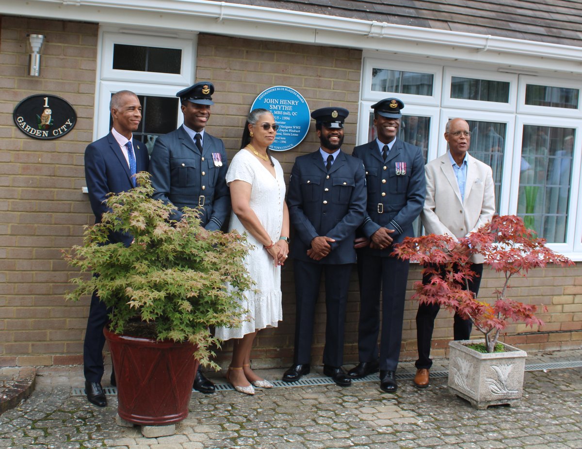 An Oxfordshire Blue Plaque was unveiled in Thame this morning to John Henry Smythe, an RAF officer who became one of Britain’s first black barristers and  a QC, and then served as Attorney General of Sierra Leone oxonblueplaques.org.uk/plaques/smythe…