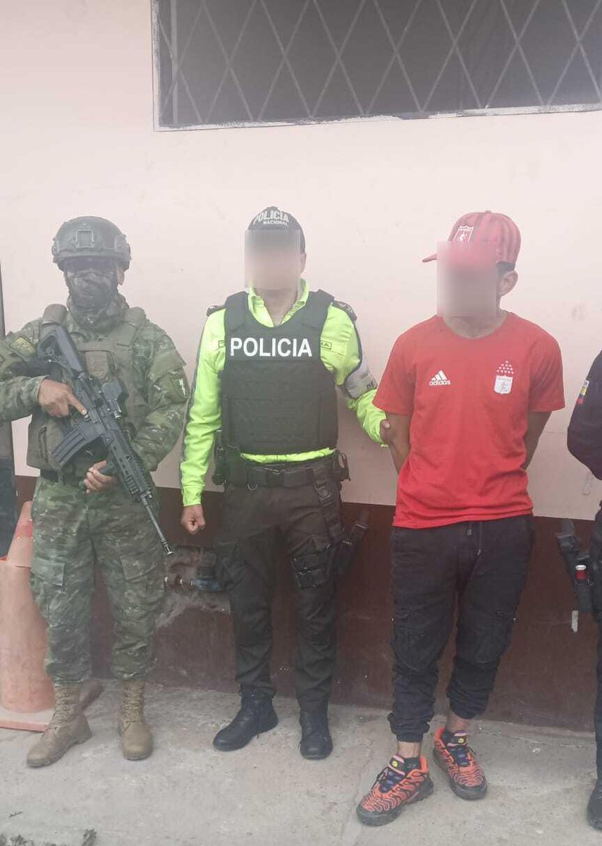 FFAAECUADOR's tweet image. Se intensifican control militar en Imbabura

#Imbabura || Las Fuerzas Armadas del Ecuador a través del #BloqueDeSeguridad, ejecutaron una operación en la parroquia Buenos Aires, cantón Urcuquí, con el objetivo de fortalecer la seguridad en la zona.

Durante esta intervención se…