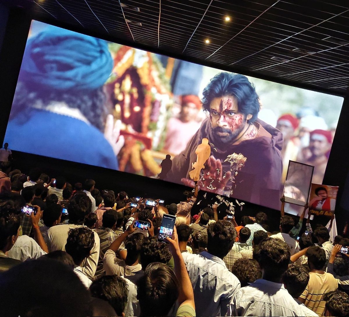 TheRealPKFan's tweet image. They cleaned the noise, now the roar begins!๐ฅ Unwanted VFX gone, real Veeramallu is here! Bookings on ๐ฅ, talk turning ๐, and the OG is rising like never before. Letโs ride this storm โ #HariHaraVeeraMallu mass wave loading! ๐ฅ #TheyCallHimOG #BlockBusterHHVM #PawanKalyan