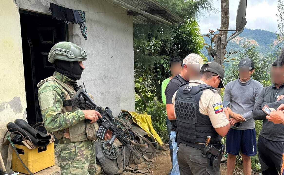 FFAAECUADOR's tweet image. Se intensifican control militar en Imbabura

#Imbabura || Las Fuerzas Armadas del Ecuador a través del #BloqueDeSeguridad, ejecutaron una operación en la parroquia Buenos Aires, cantón Urcuquí, con el objetivo de fortalecer la seguridad en la zona.

Durante esta intervención se…