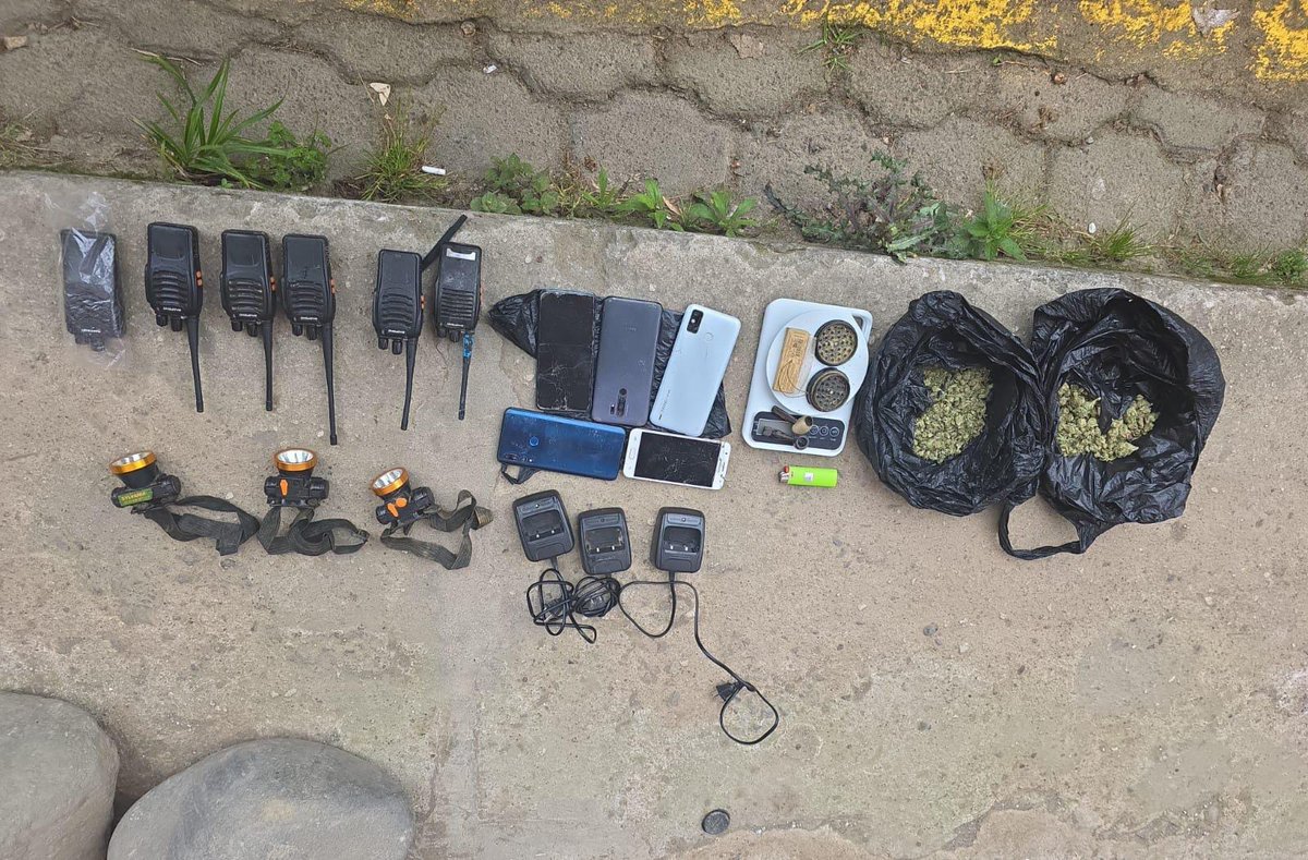 FFAAECUADOR's tweet image. Se intensifican control militar en Imbabura

#Imbabura || Las Fuerzas Armadas del Ecuador a través del #BloqueDeSeguridad, ejecutaron una operación en la parroquia Buenos Aires, cantón Urcuquí, con el objetivo de fortalecer la seguridad en la zona.

Durante esta intervención se…