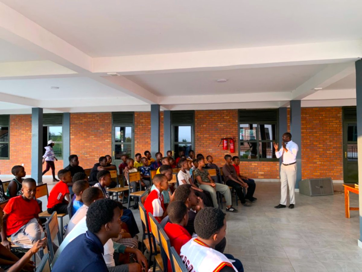 GSF_RC's tweet image. Day 7 of #BoysToMenCamp
We were humbled to welcome @patrick_rw, Executive Secretary of @NtaramaBugesera, who shared a resonant message on Rwandan values and patriotism. He left the boys with these words: “My Country, My Identity.” 🇷🇼
@EquiBridge @BugeseraDistr