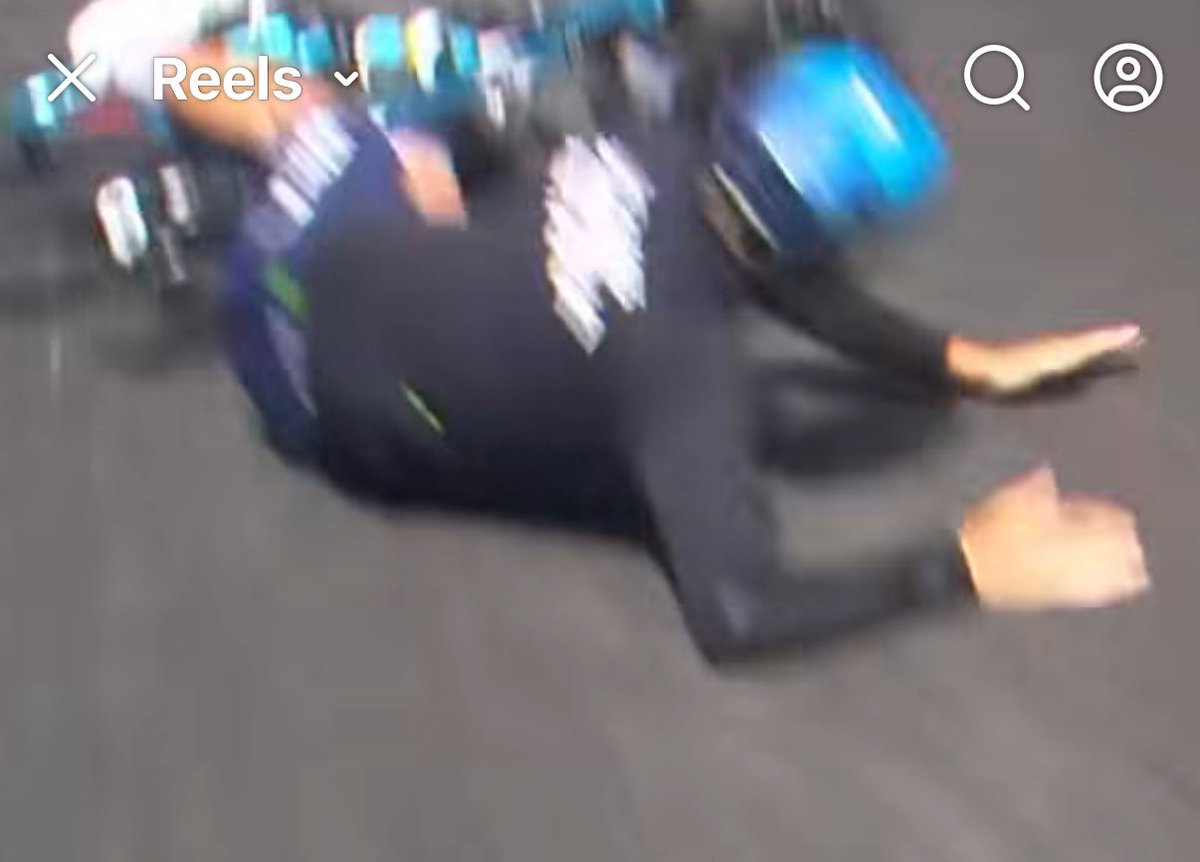 ulif's tweet image. For 30 years I have been thinking that losing skin on your hands must be very painful and annoying. But given how many riders continue not wearing gloves, maybe I was wrong and it hurts less than gloves are apparently annoying.