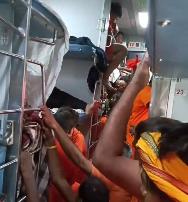 PASSENGER : एसी कोच में आप लोग अंदर ही घुसते आ रहे हो. थोड़ा बहुत शर्म करो आप के घर में औरतें और बच्चे हैं या नही,

औरतों और बच्चों को टॉयलेट जाना है. कैसे जायेंगे. क्या तुम्हारी छाती पर चढ़कर जाएंगे.

KAWAD YATRI : बैठ जाओ चुपचाप, पानी कम पीओ.

PASSENGER : शर्म नही आ रही है,