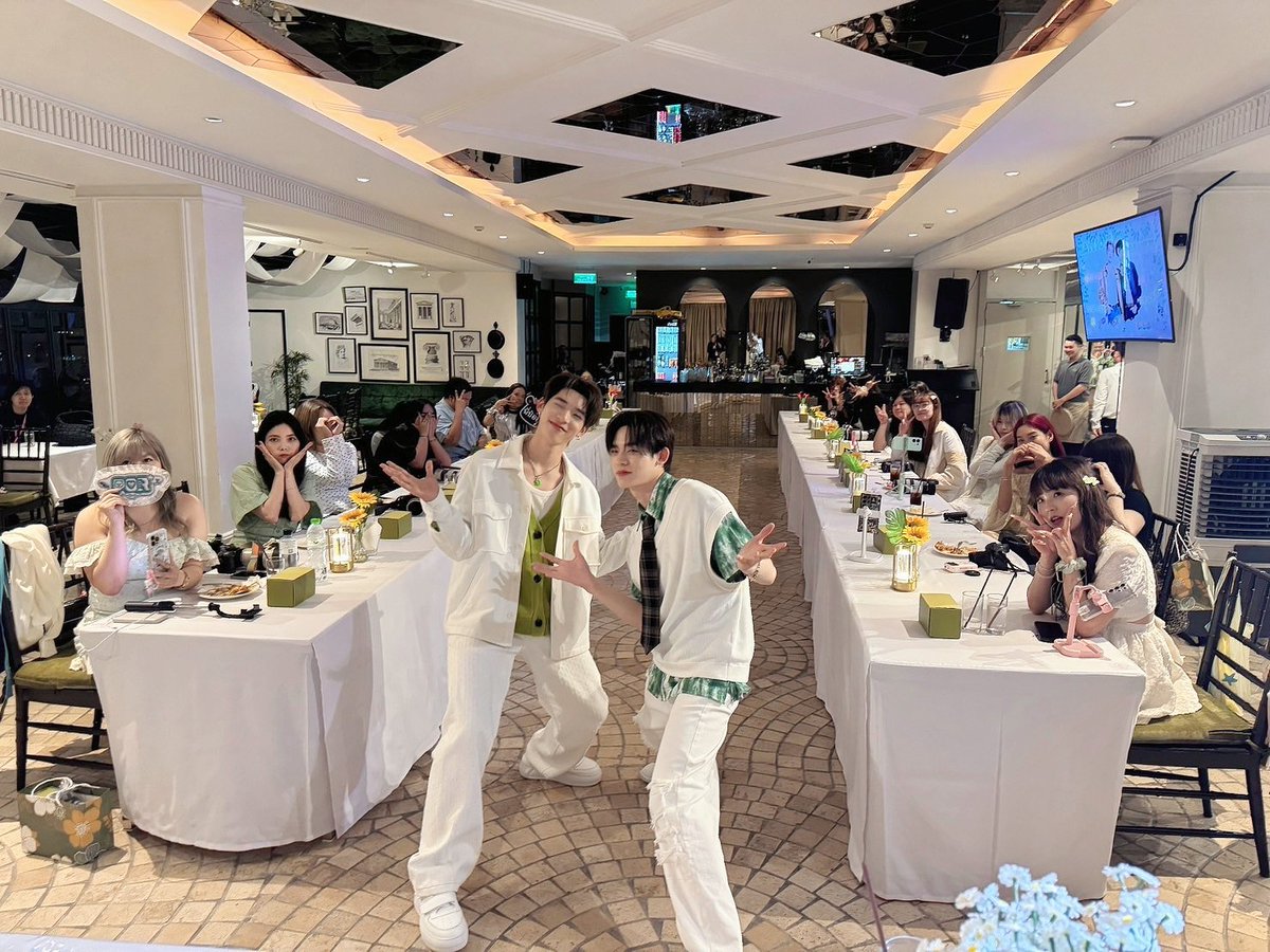 DomundiTV's tweet image. ขอขอบคุณ @FunnyfriendsEnt ที่ให้เกียรติ “ตี๋ตี๋” @twnpich และ “ป๋อ” @porsuppakarn ได้มาร่วมกิจกรรมสนุก ๆ ของงานในวันนี้นะคะ 🥰
ขอขอบคุณแฟน ๆ ทุกคนที่มาเจอกัน รวมถึงแฟนๆ ที่ส่งกำลังใจมาให้ทั้งสองคนด้วยนะคะ 🫶🏻✨️
#HaveFunHaveTeaxTeeTeePor