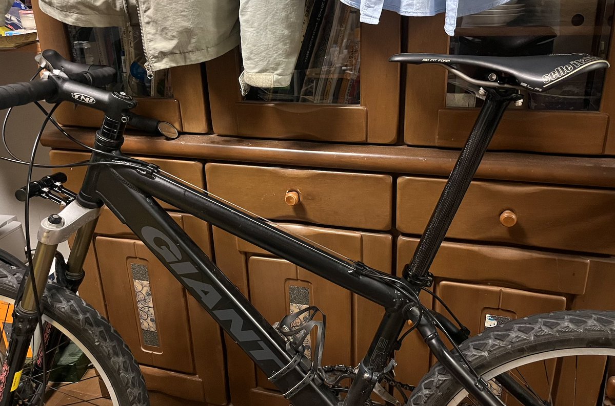 makoto_garage's tweet image. XCX、もうちょい前に乗りたいって事でオフセットなしのピラーに変更。合わせてステムも長めに。
こんな感じでステムやピラーは増えていく…
試しに乗りたいが、飲んじゃってるのでまた今度。