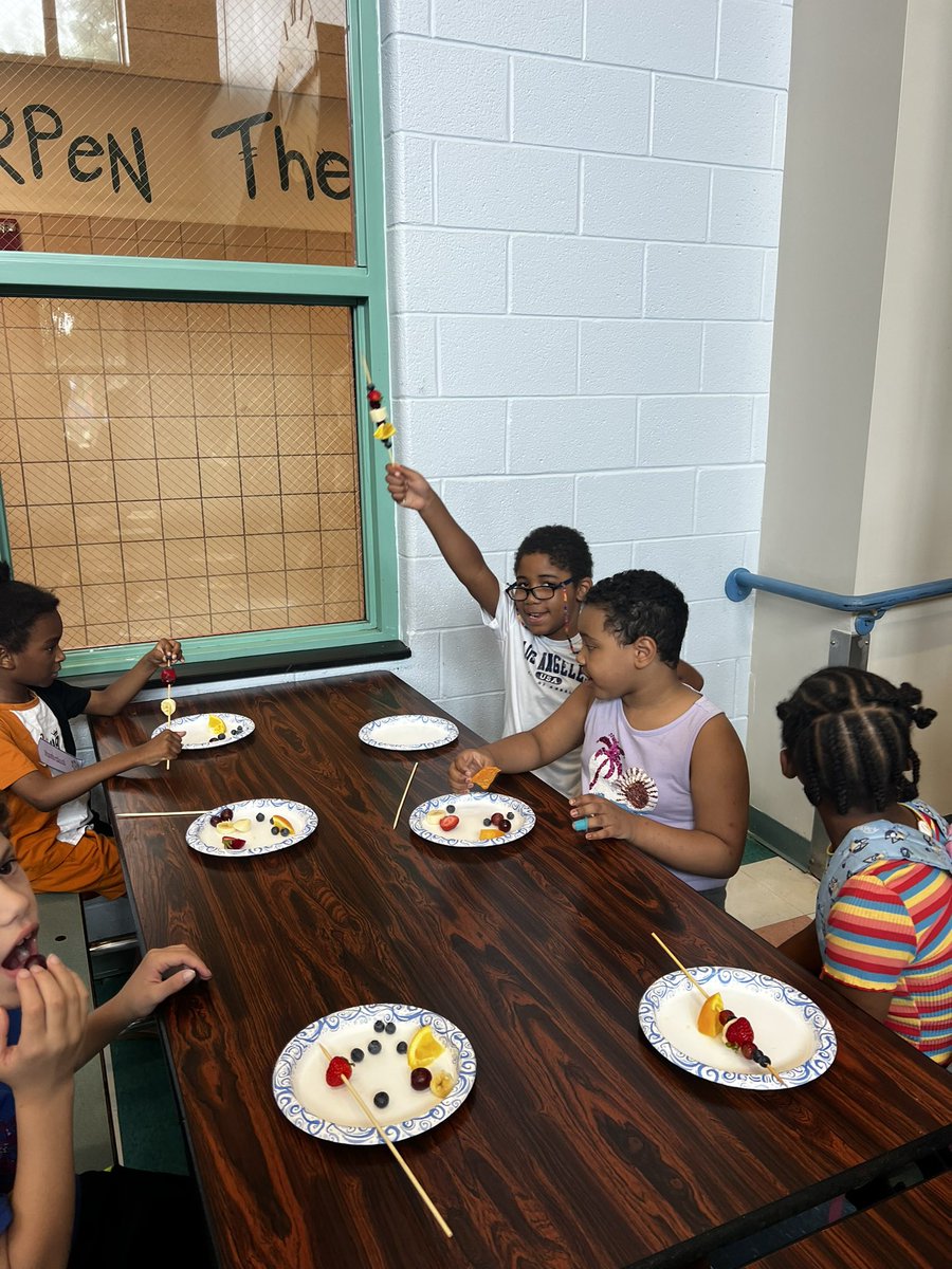 MsRsSpeechRoom's tweet image. This week our Elementary ESY chefs had a recipe of fruit skewers and yogurt dip! This recipe had our chefs using their communication skills to request, their sequencing skills to follow a recipe and their fine motor skills to build their skewers! @RCSDNYS @RCSD_DSE @RCSDELO