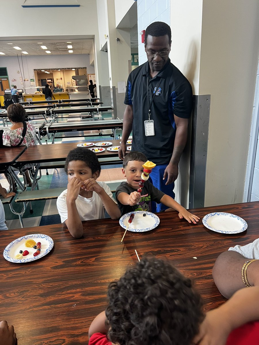 MsRsSpeechRoom's tweet image. This week our Elementary ESY chefs had a recipe of fruit skewers and yogurt dip! This recipe had our chefs using their communication skills to request, their sequencing skills to follow a recipe and their fine motor skills to build their skewers! @RCSDNYS @RCSD_DSE @RCSDELO