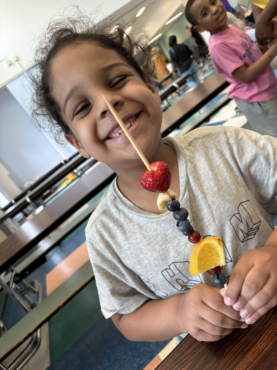 MsRsSpeechRoom's tweet image. This week our Elementary ESY chefs had a recipe of fruit skewers and yogurt dip! This recipe had our chefs using their communication skills to request, their sequencing skills to follow a recipe and their fine motor skills to build their skewers! @RCSDNYS @RCSD_DSE @RCSDELO
