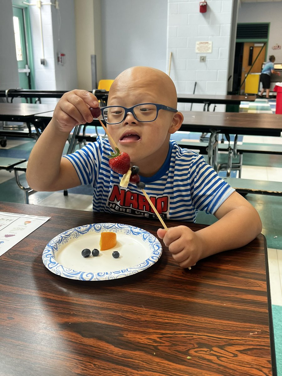 MsRsSpeechRoom's tweet image. This week our Elementary ESY chefs had a recipe of fruit skewers and yogurt dip! This recipe had our chefs using their communication skills to request, their sequencing skills to follow a recipe and their fine motor skills to build their skewers! @RCSDNYS @RCSD_DSE @RCSDELO