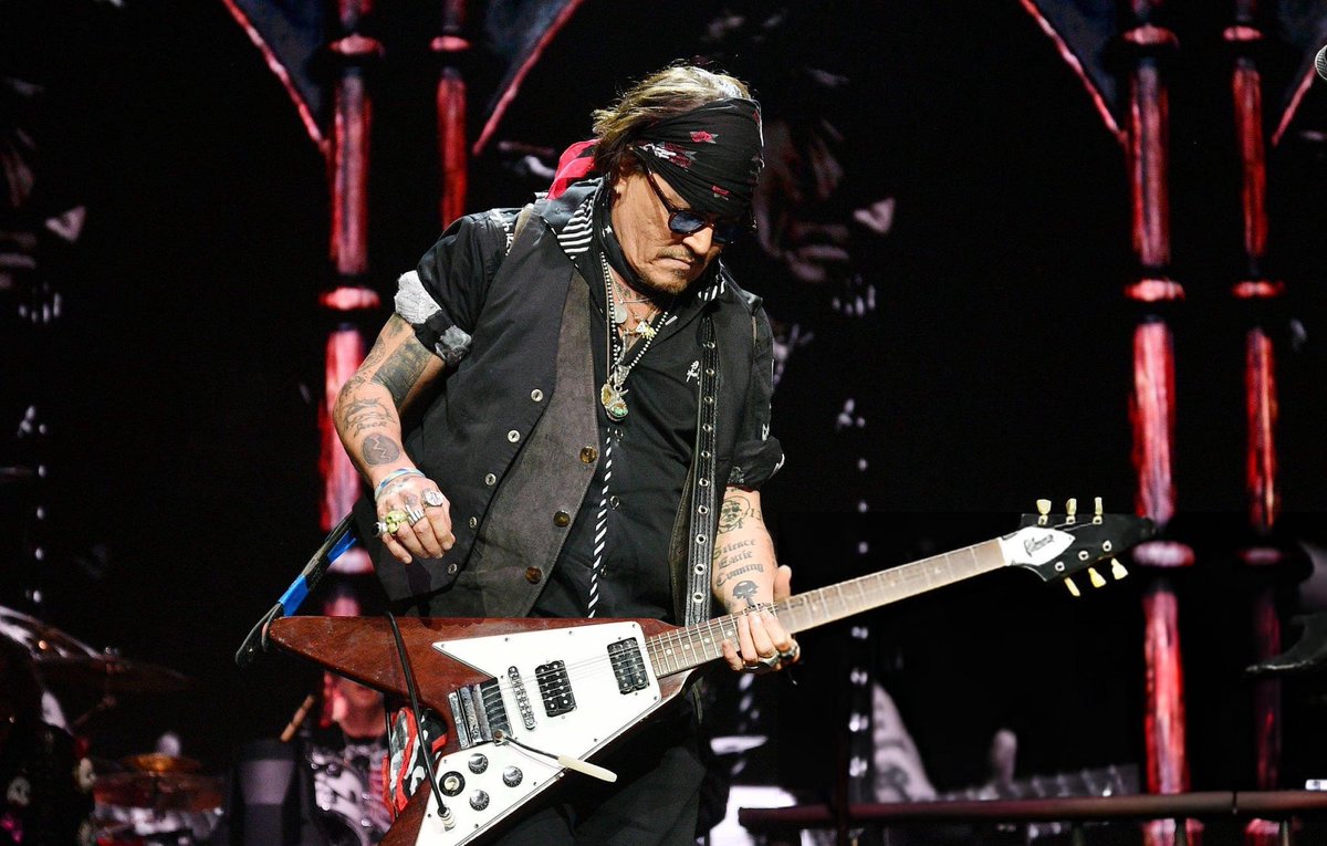 JerrieDepp's tweet image. It always brings me so much joy to see God Dad (#JohnnyDepp) in his element rocking out with Alice Cooper’s band at The O2 Arena on July 25, 2025. 🎸🖤  True magic on stage! 

(Photo by Jim Dyson/Getty Images)