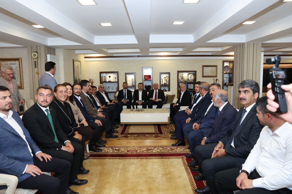 AK Parti Genel Başkan Yardımcımız ve Teşkilat Başkanımız Sn. Ahmet Büyükgümüş Bey’i belediyemizde ağırladık. 

Hayata geçirdiğimiz projelerimizle ilgili detaylı istişarelerde bulunduk. Projelerimizle ilgili güzel temennilerde bulunan Sayın Başkanımıza teşekkür ediyorum.