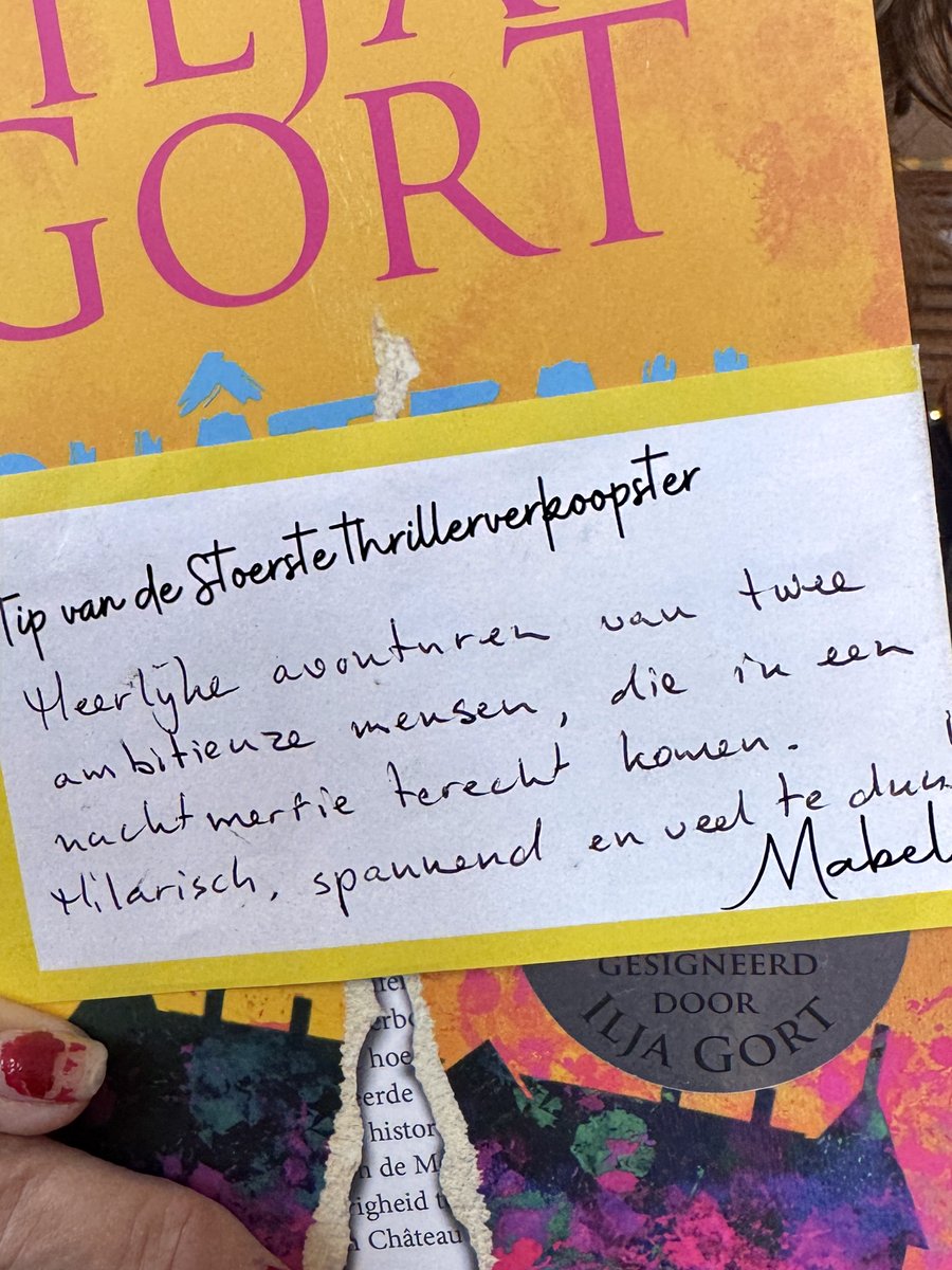 iljagort's tweet image. De "Stoerste thrillerverkoopster" van de Amersfoortse @Veenendaal_boek , de letterkundige Mabel van Zijl, vindt mijn nieuwe boek Château Migraine: 'Hilarisch, spannend en veel te dun.' 😂👍🏽🍾🥂
Santé!