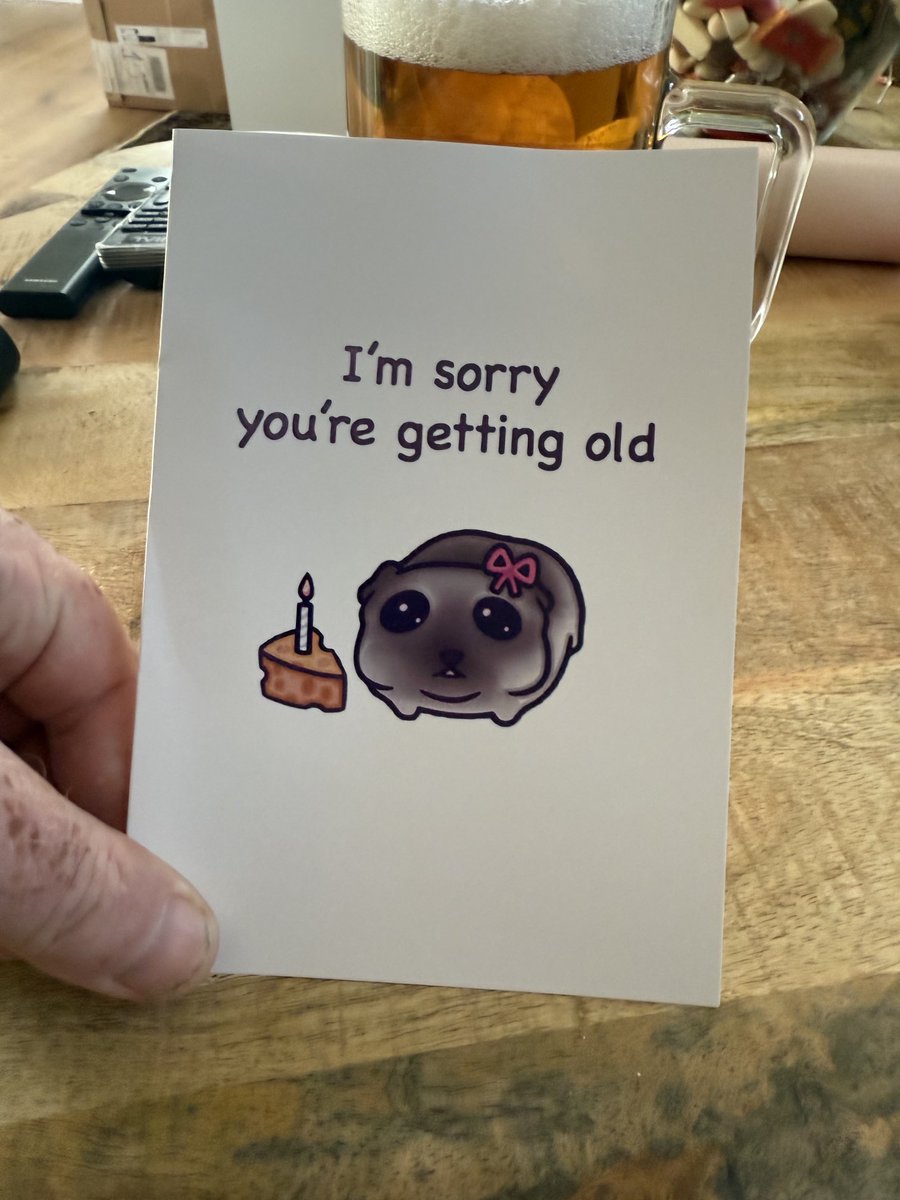 Först kommer barnet in med en pilsner och ett nytt ölglas och säger grattis. 
Sedan med ett hånfullt flin så lämnar hon över grattis-kortet!

Förbjud ungar 🤬