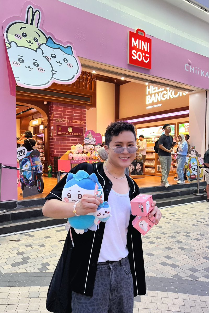OKKKK Miniso in Asiatique Bangkok didn’t disappoint! They have more Chiikawa (specifically Hachiware) plushies and blind boxes. Tunggu apa lagi? BELI! 🫶🏻🫶🏻🫶🏻