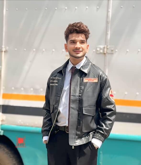 Nirab23's tweet image. बीमार हो चला है दिलों का शहंशाह, 
नज़रों ने डाली है शायद कुछ निगाह।
सादगी में जिसकी बसी है कायनात, 
अब जल्दी से हो फिर वही मुस्कुराहट की बात।
दुआ है तुझको हर दर्द से राहत मिले, 
ओ ज़ज्बातों के बादशाह ! ❤️‍🩹

GET WELL SOON KING MUNAWAR

#MunawarFaruqui𓃵  @munawar0018