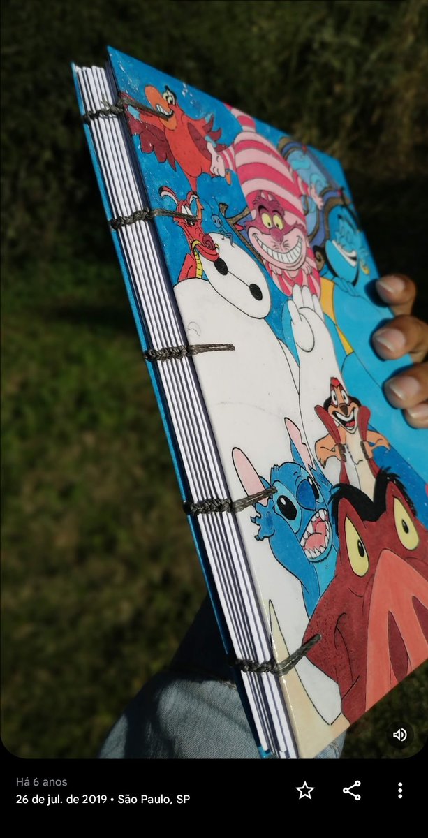 Gabyunne's tweet image. Há 6 anos atrás eu tava costurando cadernos a mão e fazendo arte tradicional nas capas pro meu tcc do ensino médio