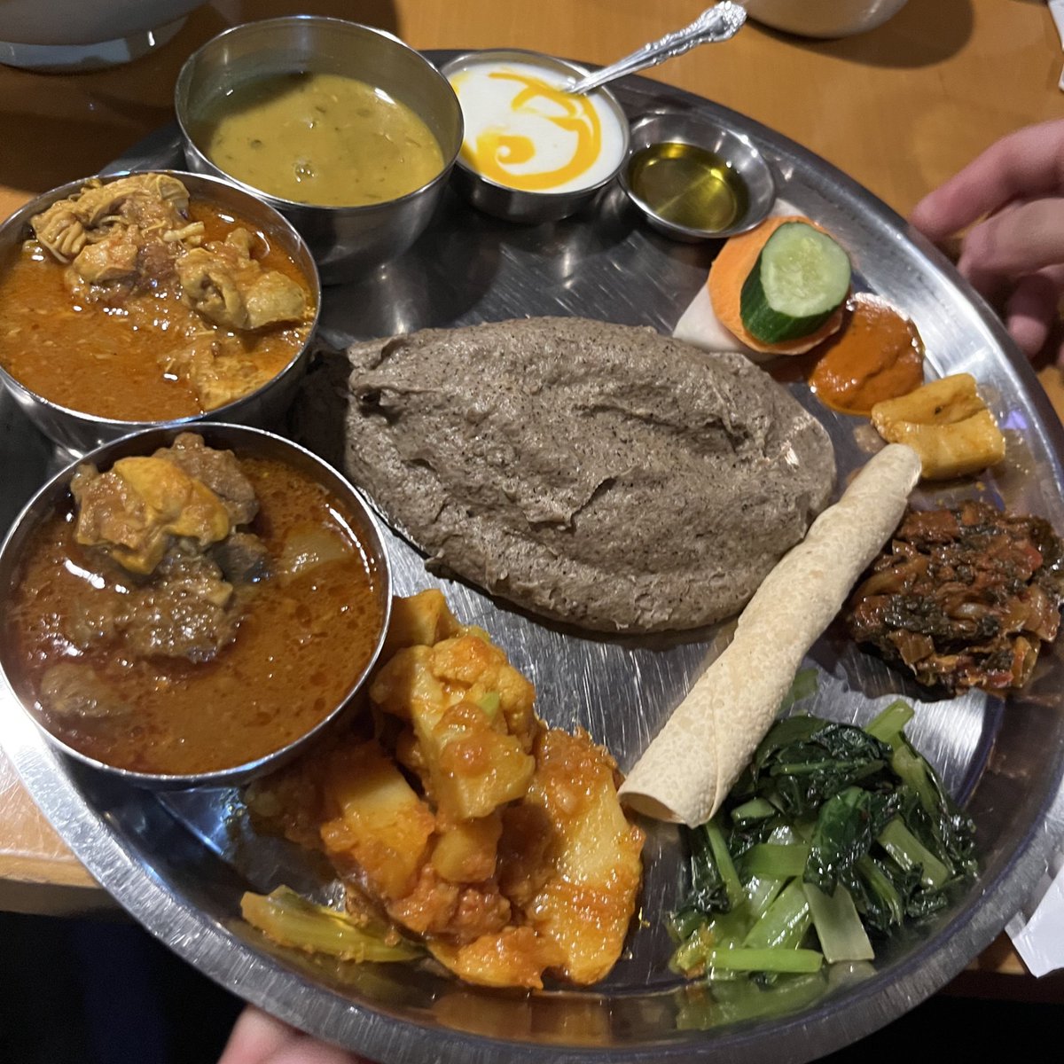 _emilioemily_'s tweet image. 初めて食べたネパールの巨大そばがき
むっつりした佇まいに第一印象不安だったけど、手でちぎって少しずつ口に運ぶうちに打ち解けた。おいしい。粘度ゆえ口に入れたと思った分が実は指にひっついてございます的な食べにくさがあり、手食が上手になりたいと思った。美味しいものは美しくたいらげたい…