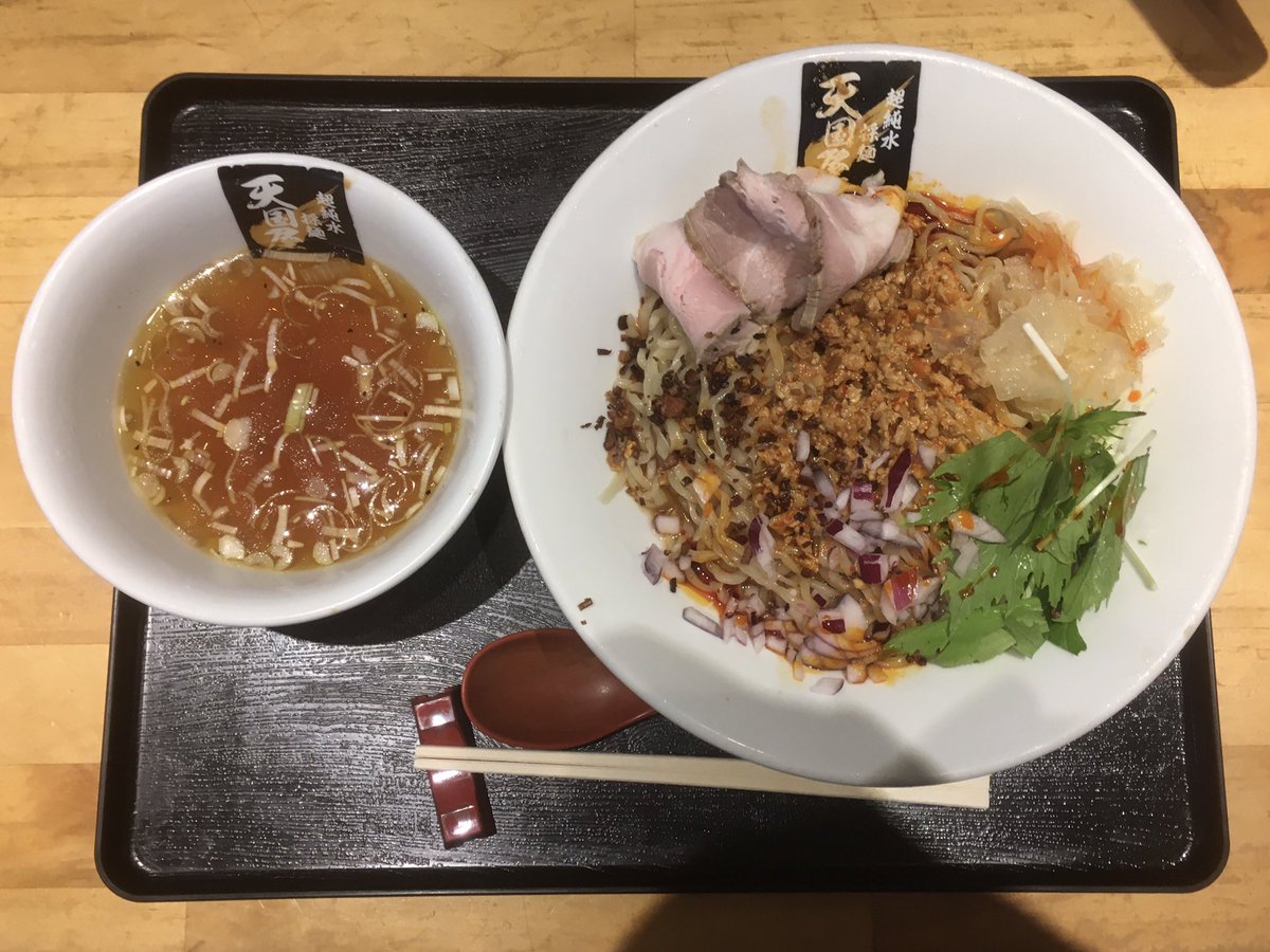 nanashi_mewota's tweet image. 用事がサクサク進み後は贅沢な昼飯…
冷やし辛味噌まぜそば(大盛無料)+ミックスチャーシュー胡麻油塩和え玉(1玉)1900円
コクよりも辛みが立つスープ。
汁気多く冷やしらーめん寄り。
クラゲの食感レア叉焼に舌鼓。
和え玉は胡麻油ほんのり角切鶏豚がたっぷり。
@g9vegQu41Ny3lJu
#天国屋 #南町田