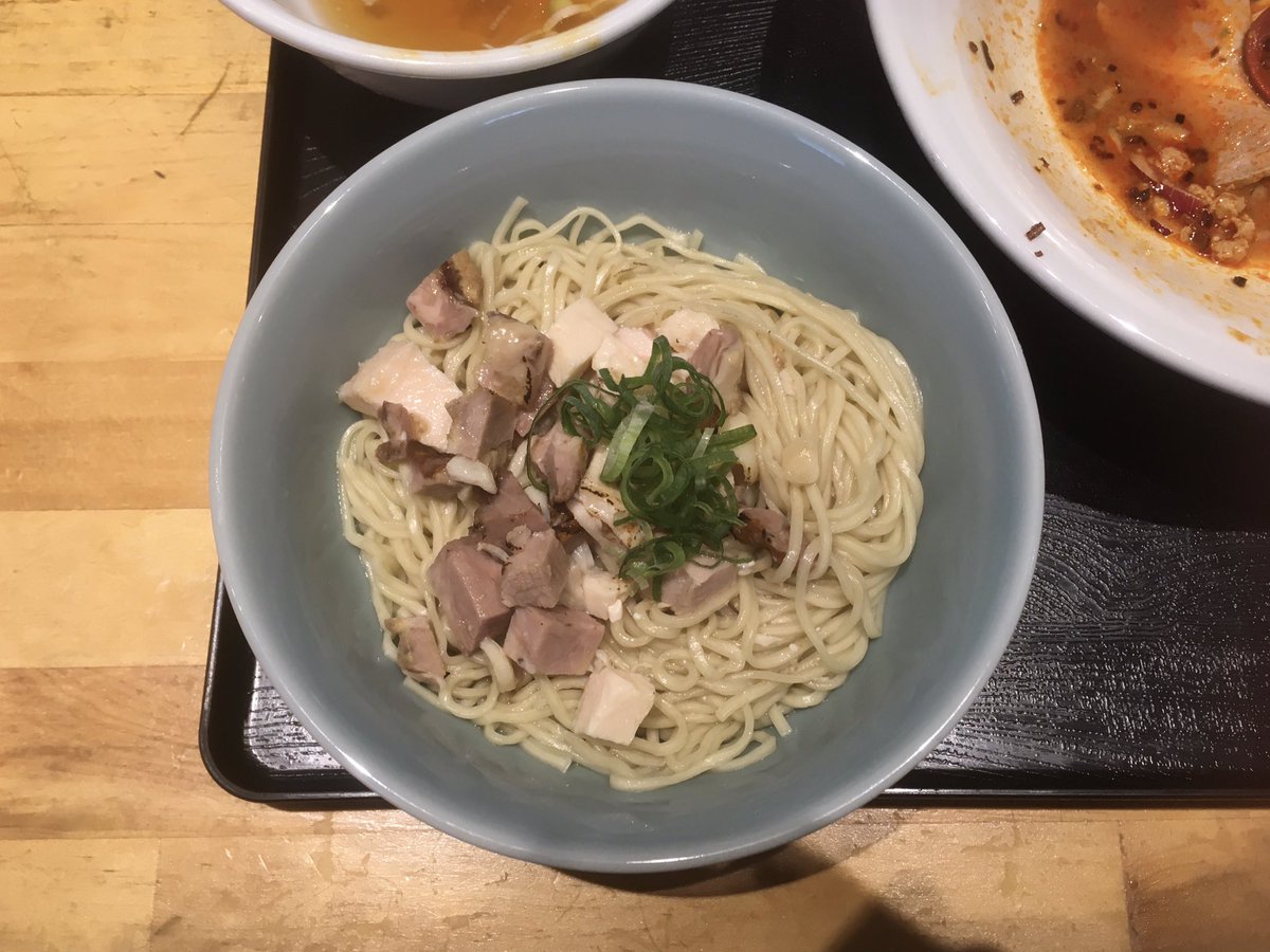 nanashi_mewota's tweet image. 用事がサクサク進み後は贅沢な昼飯…
冷やし辛味噌まぜそば(大盛無料)+ミックスチャーシュー胡麻油塩和え玉(1玉)1900円
コクよりも辛みが立つスープ。
汁気多く冷やしらーめん寄り。
クラゲの食感レア叉焼に舌鼓。
和え玉は胡麻油ほんのり角切鶏豚がたっぷり。
@g9vegQu41Ny3lJu
#天国屋 #南町田