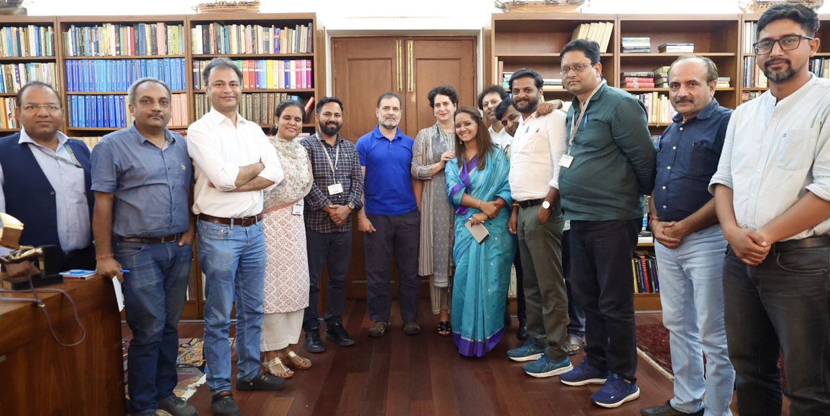 awesh29's tweet image. यह सारे पत्रकार कांग्रेस कवर करते हैं उनके साथ राहुल और प्रियंका की तस्वीर है। यकीनन नेताओं और पत्रकारों के बीच संवाद और मिलना मिलाना जरूरी है, जरुरी यह भी है कि यह संवाद और सम्मान reciprocal हो यानि बराबरी पर हो।
एक तस्वीर नीचे भी है जिसमें गृह मंत्री अमित शाह बीजेपी कवर करने…