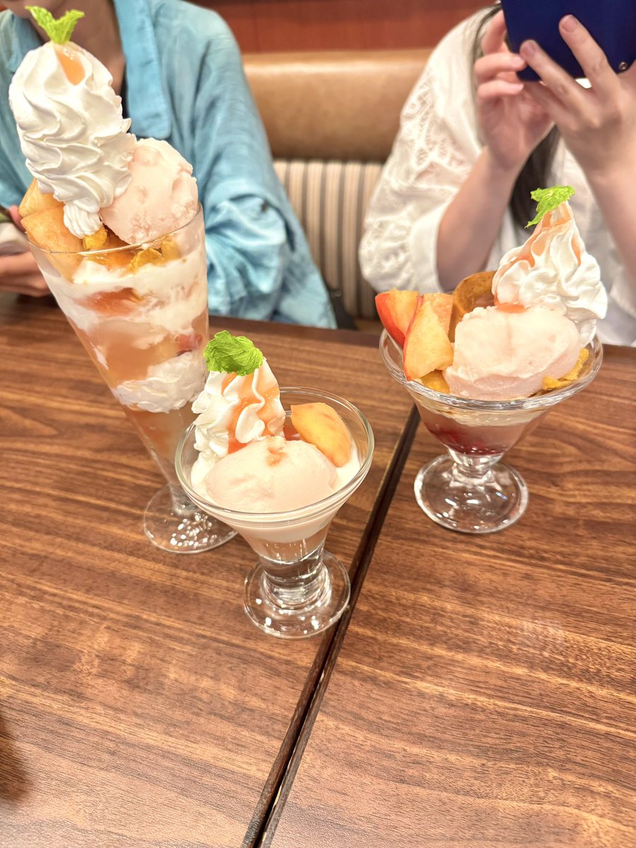 axir101's tweet image. 〆のデザートそれぞれ頼んだら大中小の大きさになってて可愛かった🍑😋