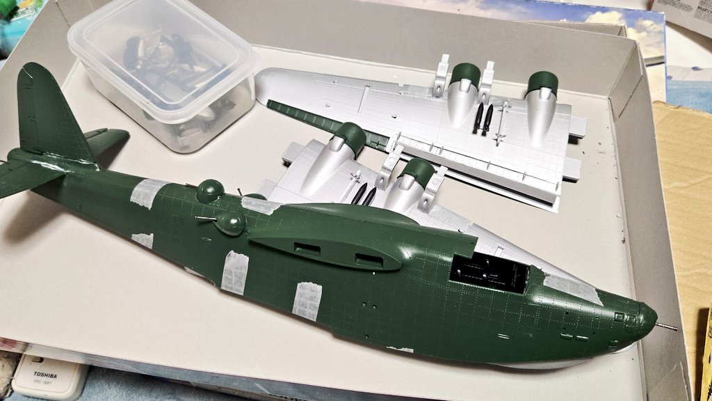 zerofivetank's tweet image. #夏なので日本機つくろーぜ
#経過
ハセガワ 二式大艇(旧版)の進捗。
ただいま2次組み立て中。
バリ取りや整形作業は想定してましたが、それ以上に胴体左右の段差や隙間が酷くて大苦戦😥
さらに主翼エルロンの塗装を上下間違えるミスも😨
力尽きたので今日はここまでです😐